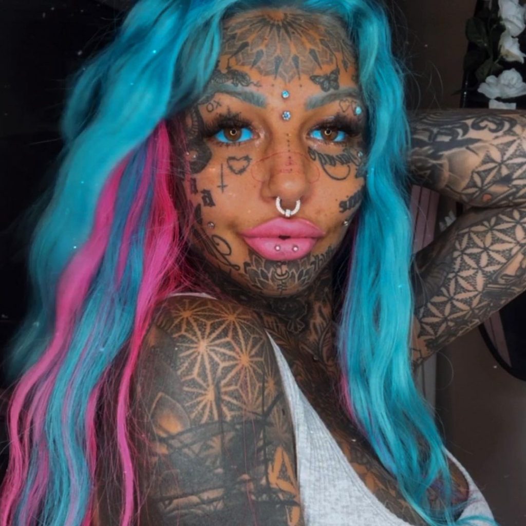 Amber Luke e as mais de tatuagens que cobrem o corpo da polémica modelo